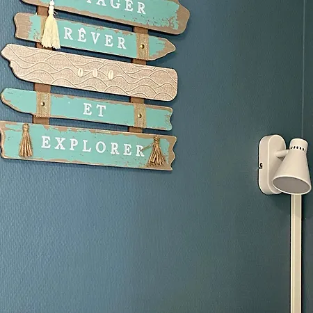 Brise De Sur La Naturelle, à , Parking