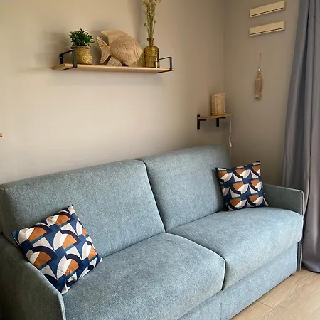 Brise De Sur La Naturelle, à , Parking