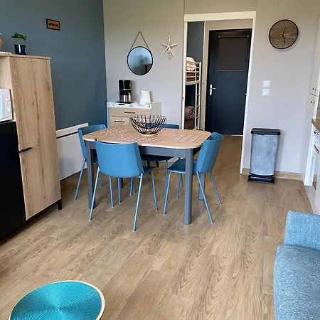 Brise De Sur La Naturelle, à , Parking