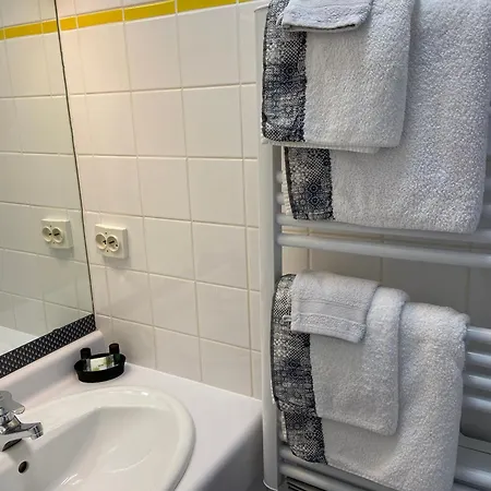 Brise De Sur La Naturelle, à , Parking *